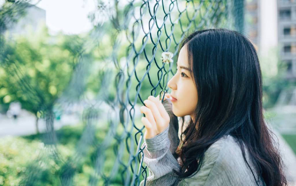 “嗯。”刘璝看着美妇离开的背影，不由感叹自己的造化，娶了这么一位贤淑的妻子。